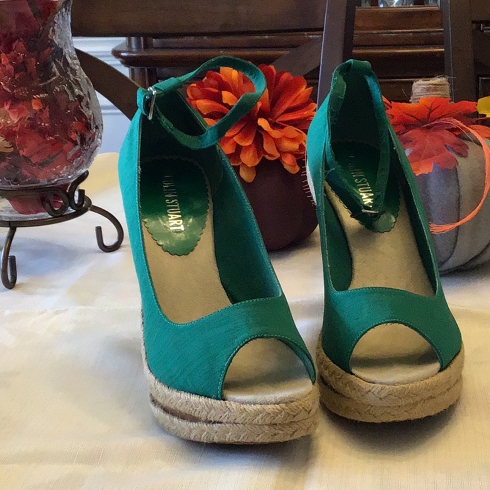 Peep toe wedge